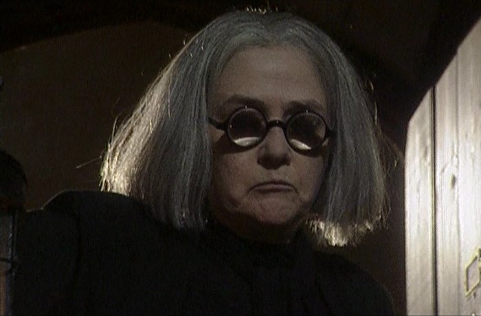 Agáta kontroluje Mildred,jestli spí.JPG